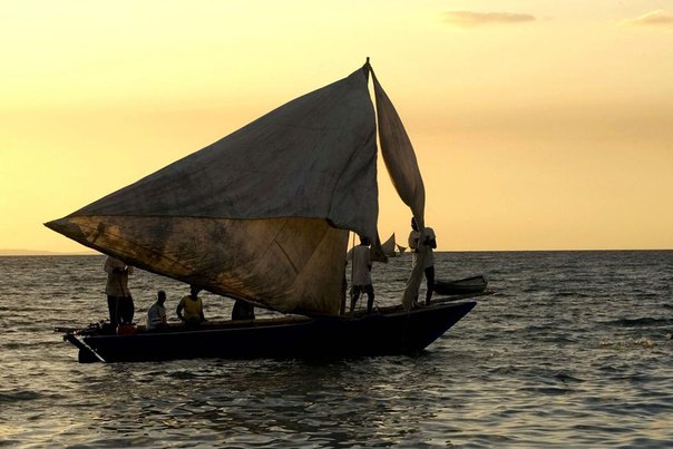 Лодка гаитянских рыбаков плывёт по морю к северу от Порт-о-Пренса, Гаити.