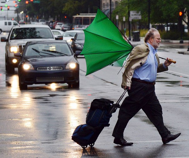 Пешеход переходит дорогу во время бури в центре Джэксонвилла, штат Флорида, 22 апреля 2013 года.