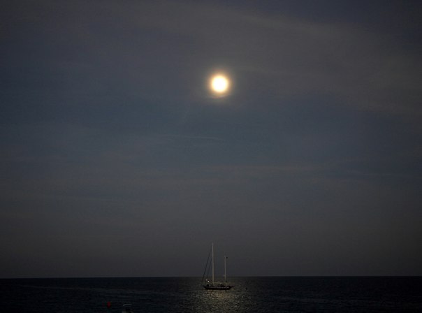 Парусник плывёт при лунном свете в море к юго-западу от Кипра, 28 октября 2012 года.