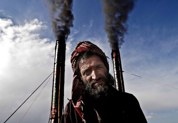 Пожилой афганец работает на местной кирпичной фабрике на окраине Кабула, 28 апреля 2013 года.
