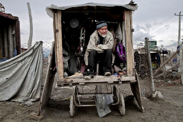 Шестидесятилетний Ашур Мохаммад ждёт клиентов на окраине Кабула, Афганистан, 24 апреля 2013 года.