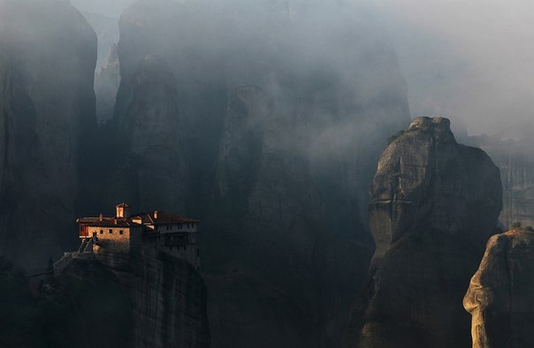 Метеоры — один из крупнейших монастырских комплексов в Греции, прославленный, прежде всего, своим уникальным расположением на вершинах скал.