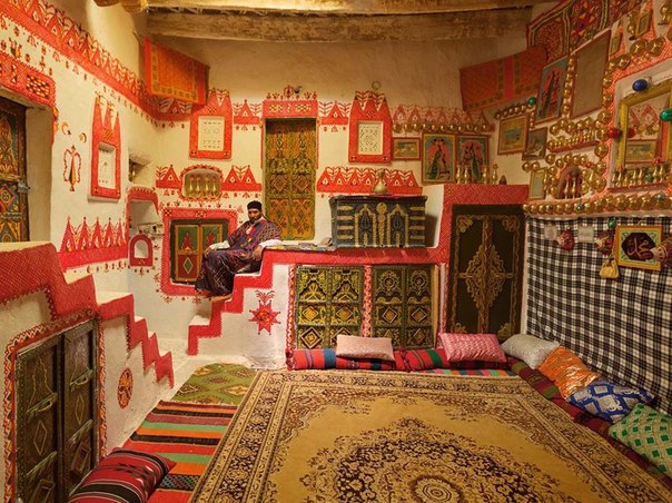39-летний ливиец сидит в своем старинном доме, который он украсил для иностранных туристов.