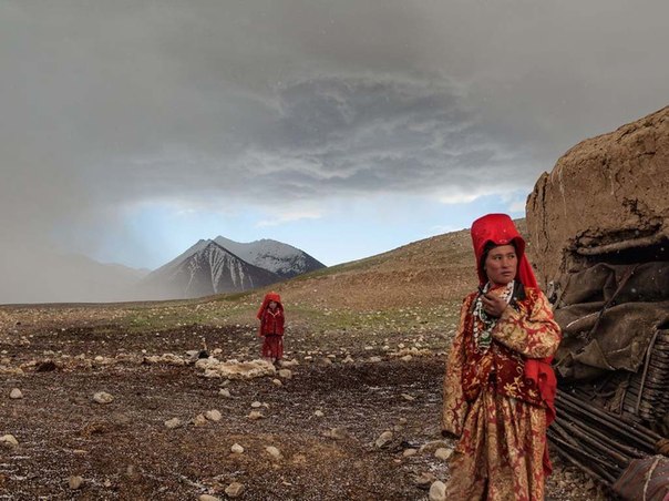 Киргизские кочевницы вышли из домов у реки Аксу в отдаленной части Афганистана.
