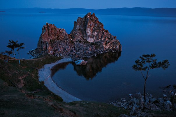 Скала Бурхан на озере Байкал.