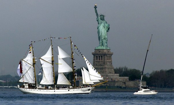Индонезийская баркентина KRI Dewaruci проплывает с поднятыми парусами мимо Статуи Свободы в Нью-Йорке, США.
