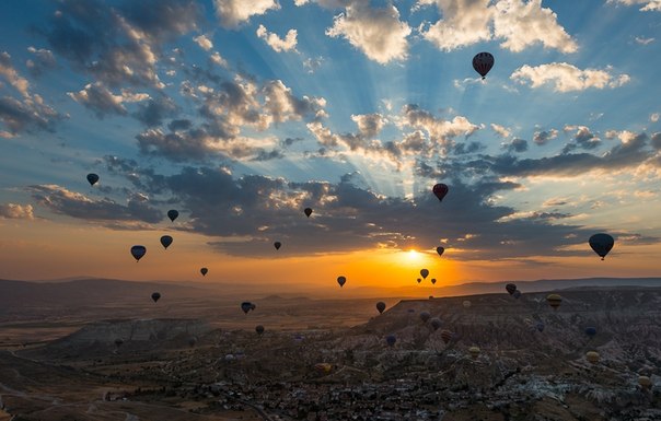 Воздушные шары в небе Каппадокии, Турция.