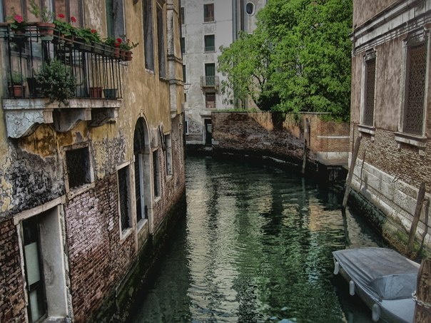 Один из многочисленных каналов Венеции.
