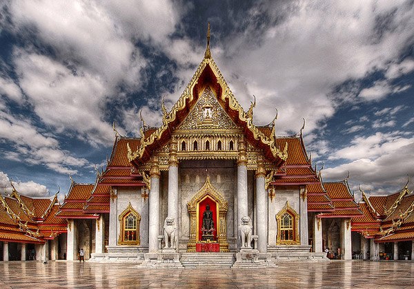 Мраморный храм – одно из самых прекрасных культовых сооружений Бангкока. Его возвели на рубеже XIX и XX веков. Среди местных жителей известен как «храм пятого короля». Мраморный храм возводился по приказу и при участии короля Рамы V.