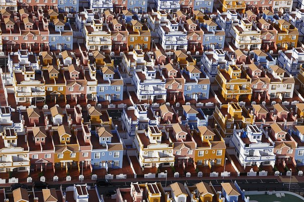 Город-призрак на побережье Испании. В этой стране наблюдается кризис недвижимости, 1.2 миллиона пустующих домов и квартир. С молотка уходят целые городки, цены на жилье стремительно падают…