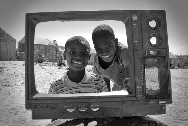 Старый телевизор. Маленькое счастье маленьких людей, живущих в трудных условиях. Нуакшот, Африка. 