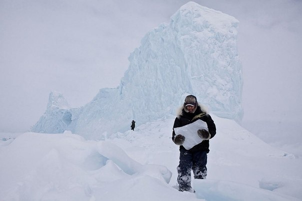 Охотники за айсбергами. Инуиты живут в суровых условиях Арктики. Один из основных способов получения питьевой воды у них — откалывание льда от айсбергов.