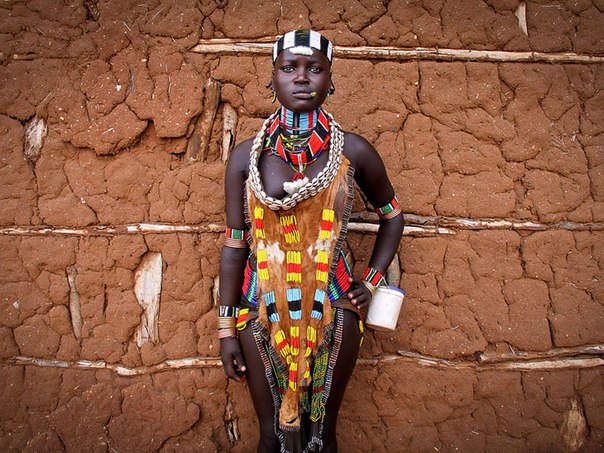 Племя Хамар живет на юге Эфиопии. Численность племени составляет примерно 40 000 человек. У них свой язык, свои традиции. Так выглядит традиционный дресс-код для незамужних девушек племени Хамар. 