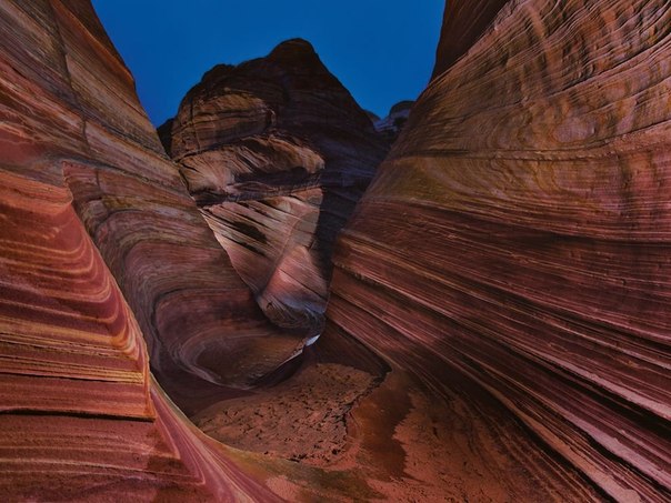 Изгибы Уэйв, Аризона. Извилистые цветные линии вихрем бегут по Уэйв – самой знаменитой достопримечательности скал Вермилион. 