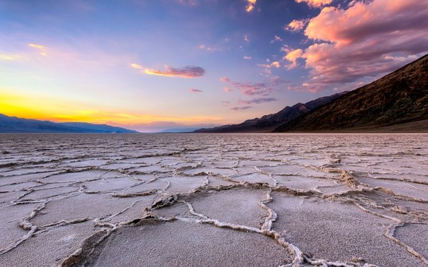 Долина Смерти — межгорная впадина в районе пустыни Мохаве и Большого Бассейна на западе США в штате Калифорния.