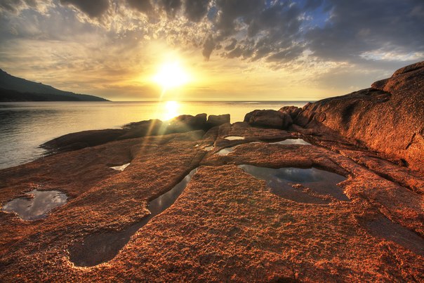 Залив Ханимун (полуостров Фрейсине, Тасмания) в лучах заходящего Солнца