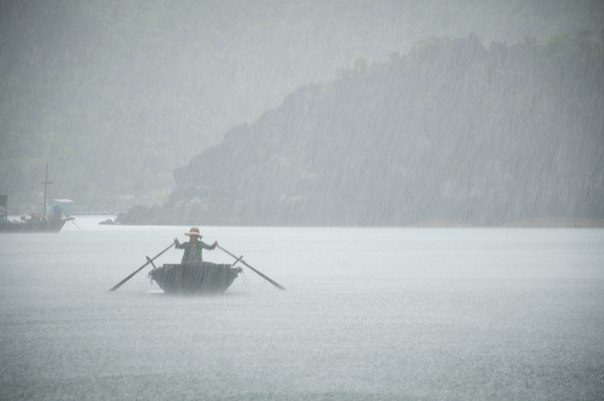 Бухта Халонг в дождь. Вьетнам.