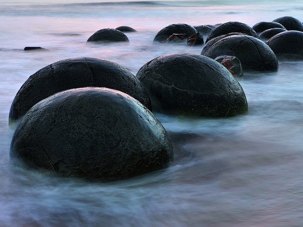 Загадочные камни в Моераки. Эти загадочные крупные камни правильной сферической формы расположены на восточном побережье Новой Зеландии, в местечке Моераки. 