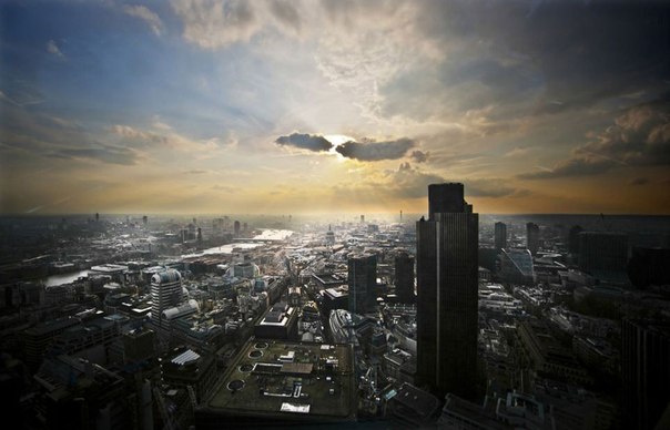 Солнце за тучами над лондонским Сити. Церемониальное графство в центре региона Большой Лондон, историческое ядро Лондона.