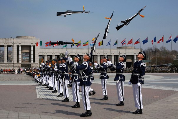 Почетные караульные выступают для туристов возле Военного мемориала Республики Корея в Сеуле, Южная Корея, 19 апреля 2013 года.