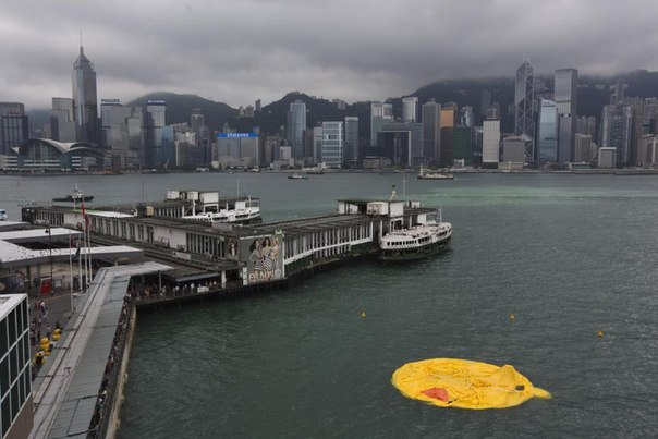 Желтая резиновая уточка в Гонконге, она сдулась