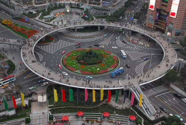 Кольцевой пешеходный мост в Лючжайзю, в районе Пудонг Шанхая