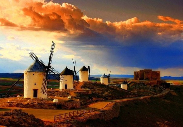 Ветряные мельницы в Консуэгре, Кастилия-ла-Манча, Испания