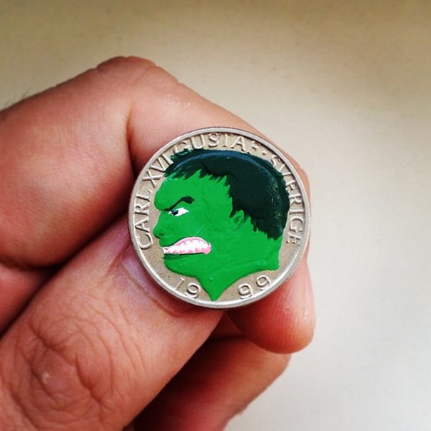 "Потерянные сказки" - это творческий проект бразильского дизайнера Андре Леви (Andre Levy ака zhion), который начинался в Instagram. Художник рисует профили поп-героев на различных международных монетах, собранных из своего путешествия.