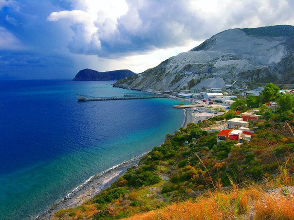Липари — вулканический остров в Тирренском море, самый крупный и населенный из архипелага Липарских островов. Остров расположен в 44 километрах к северу от Сицилии и принадлежит Италии.