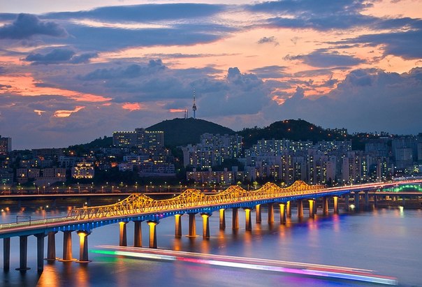 Dongho Bridge - мост через реку Хан в Сеуле, Южная Корея.
