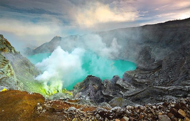 Озеро в кратере вулкана Иджен на острове Ява, Индонезия. 