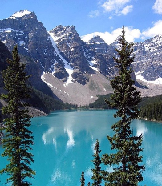 Озеро Морейн — ледниковое озеро в Национальном парке Банф, Канада.