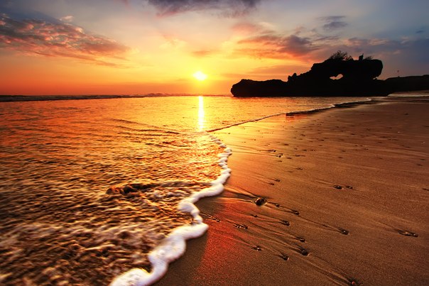Пляж Yeh Gangga, остров Бали, Индонезия.