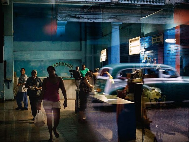 Покупка овощей на скудных прилавках рынка в центре Гаваны – это настоящее испытание. Кубинцы получают талоны, по которым можно покупать рис, бобы и масло по низким ценам, но их все равно не хватает.
