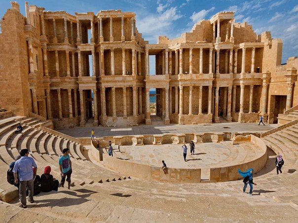Ливийцы наслаждаются прогулкой по древнему римскому театру в городе Сабрата – одному из крупнейших в Африке.