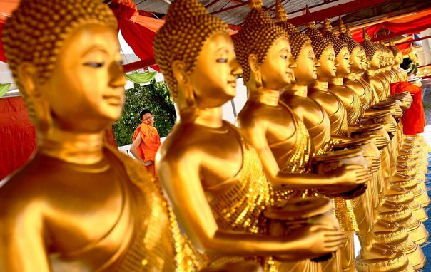 Золотые статуи Будды в тайском храме Четаван в Петалинг-Джайя, Малайзия. 