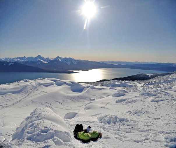 Лыжник читает за небольшим холмом на горнолыжном курорте «Eaglecrest Ski Resort» в Джуно, Аляска.