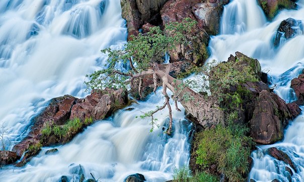 Эпупа — водопад на реке Кунене в Намибии.