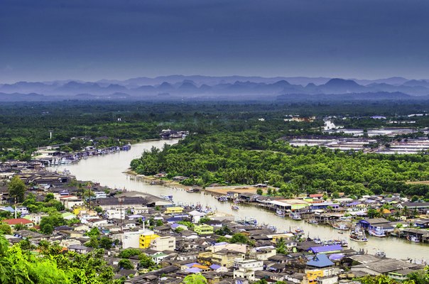 Чумпхон — провинция на юге Таиланда, расположена на побережье Сиамского залива.