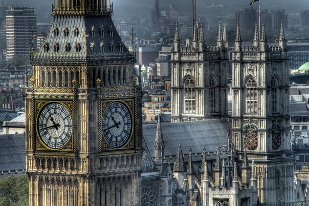 Биг-Бен — название самого большого из шести колоколов часовой башни Вестминстерского дворца в Лондоне.