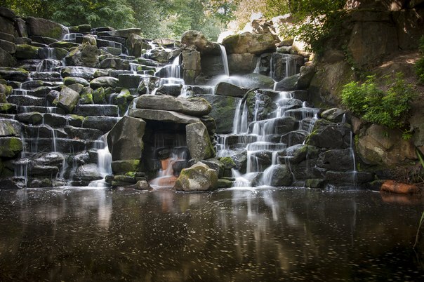Каскадный водопад на территории Windsor Great Park, Англия.