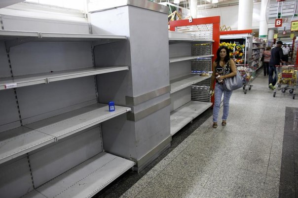 В Венесуэле образовался острый дефицит туалетной бумаги. Правительство Венесуэлы срочно импортирует в страну более 50 млн рулонов туалетной бумаги чтобы вновь наполнить полки супермаркетов этим ценным продуктом.
