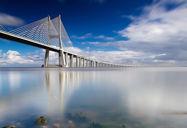 Мост Васко да Гама — вантовый мост, переходящий в виадук через Тежу к северу от Лиссабона, Португалия.