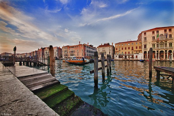 Гранд-канал или Большой канал — самый известный канал Венеции, при этом каналом в строгом понимании не является: это не искусственно прорытое сооружение, а бывшая мелкая протока между островами лагуны одним из которых является Риальто.