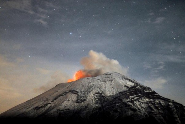 Действующий вулкан Попокатепетль, находящийся всего в 55 километрах от Мехико, столицы Мексики, вновь выбросил облако серы и показал характер.