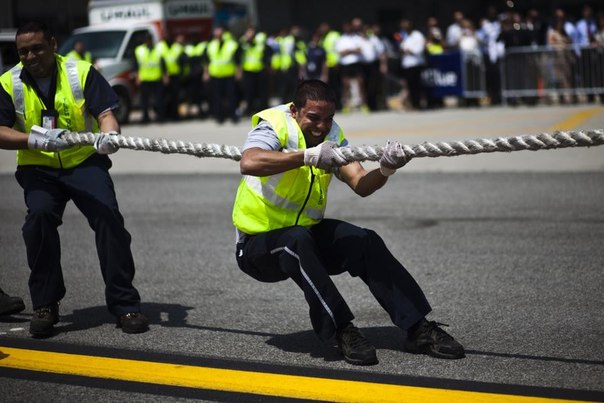 Полицейские потягали Airbus A320 ради больных раком детей