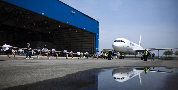Полицейские потягали Airbus A320 ради больных раком детей