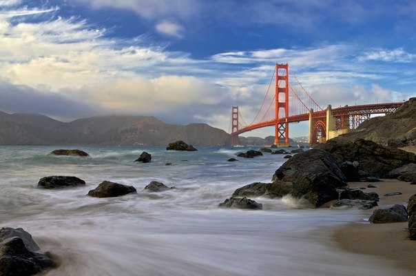 Golden Gate Bridge — висячий мост через пролив Золотые Ворота.