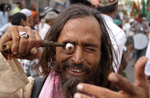 Индиец показывает трюки во время религиозной процессии в Аджмере, Индия.