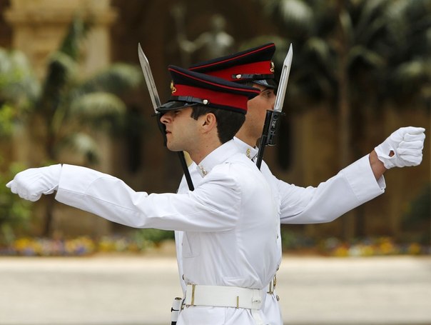 Мальтийские военнослужащие маршируют возле Президентского дворца в Валетте, Мальта.
